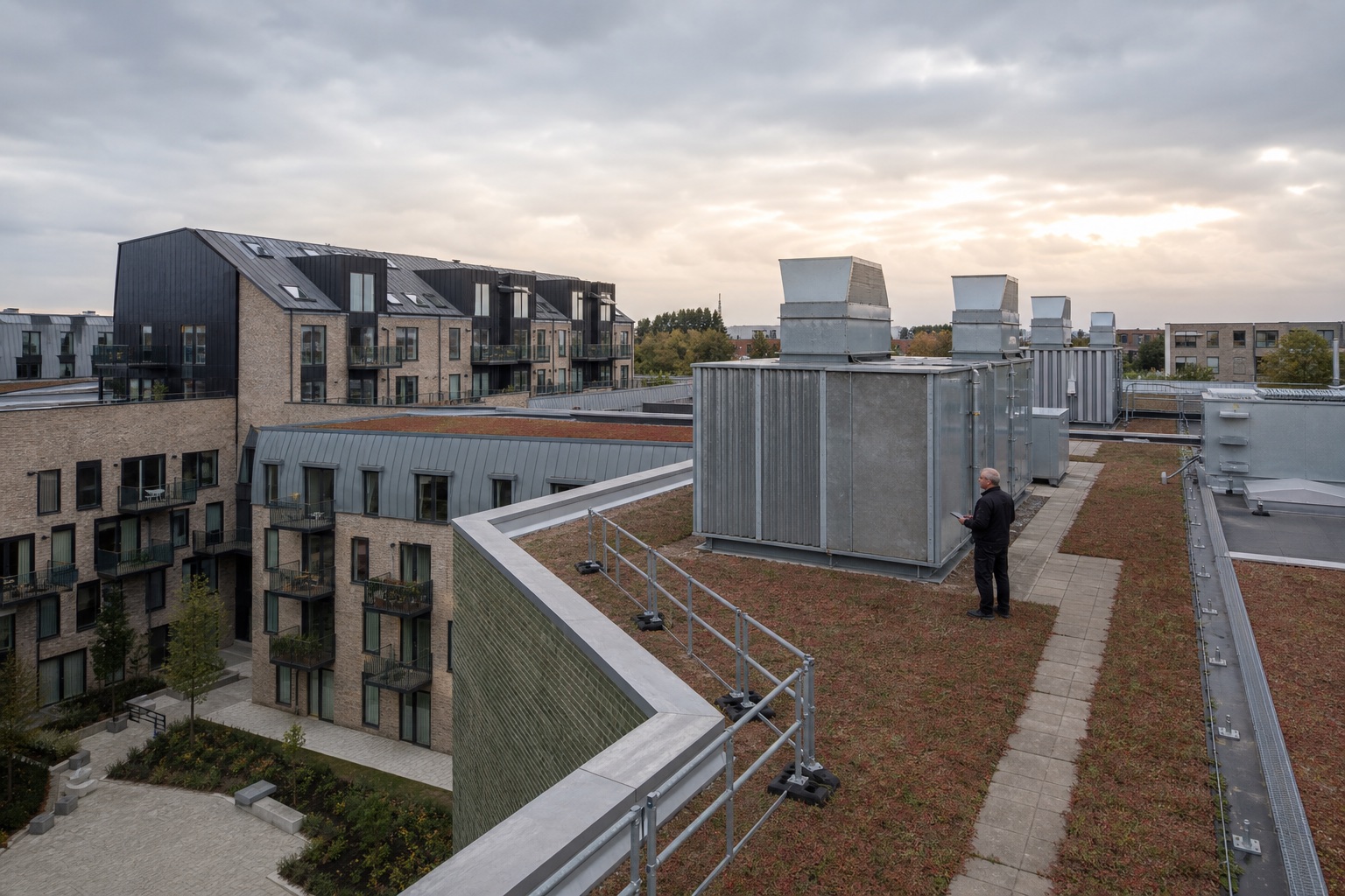 Større nordisk boligprojekt med tekniske installationer på taget